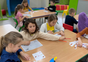 1a wykonuje prace w grupach- Dzień Kubusia Puchatka