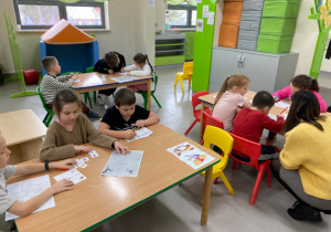1b wykonuje prace w grupach- Dzień Kubusia Puchatka