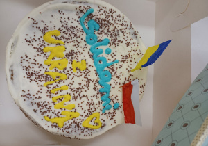 Domowy tort z napisem "Solidarni z Ukrainą"