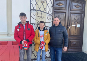 Szkolni wolontariusze i przedstawiciel Klubu HDK w Kleszczowie.