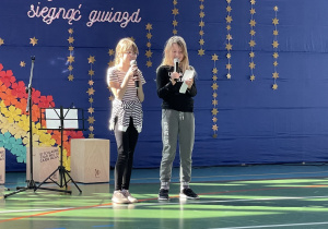 Amelia Morawska i Zosia Mazur z kl. 3a zaśpiewały utwór Ale jazz