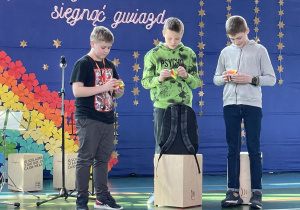 Jakub Buresz i Jan Kralka z kl. VIIa oraz Jan Grącki z kl. 6a specjalizują się w błyskawicznym układaniu kostki Rubika