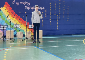 Jakub Buresz reprezentował laureatów szkolnego konkursu recytatorskiego w języku angielskim