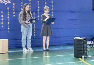 Julia Hejak z kl. VIa oraz Zosia Białek z klasy 7b zapowiadały występy kolegów i koleżanek