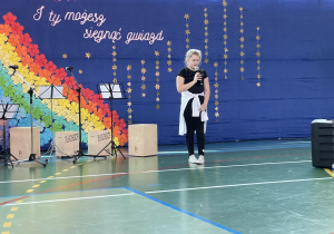 Julia Kotlicka z kl. 4a, laureatka konkursu recytatorskiego w języku angielskim
