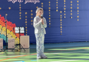 Nadia Matuszczyk z kl. I3a wykonała piosenkę Szampan