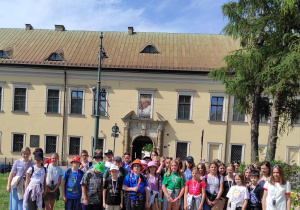 Przed Pałacem Biskupim - Franciszkańska 3 (1)