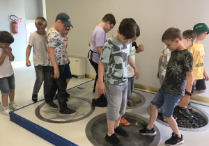 Chłopcy chodzą po matach sensorycznych