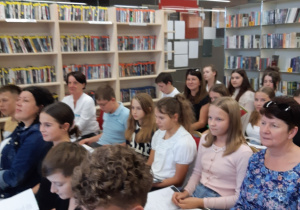 Uczniowie klasy VIb z panią Elżbietą Roczek