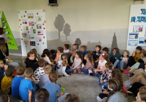 Uczniowie rozmawiają o owocach i warzywach