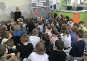 Pani bibliotekarka wprowadza dzieci w temat zajęć
