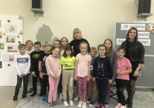 Uczniowie klasy II a z wychowawczynią i zaproszonym gościem