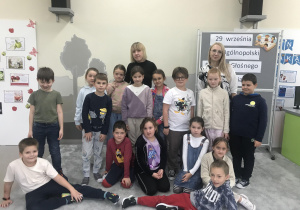 Uczniowie klasy II b z wychowawcą i zaproszonym gościem