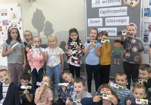 Uczniowie prezentują otzrzymane w przencie zakładki do ksiązki