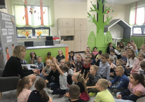 Uczniowie słuchają opowieści Pani Bibliotekarki