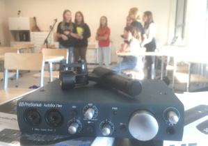 Dziewczynki z kl. 6a próbują możliwości mikrofonów