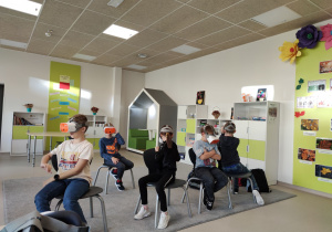 Uczniowie podczas spotkania z rekinem