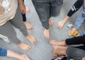 Dzieci pokazują gołe stopy