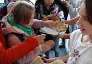 Degustacja chleba przez uczniów