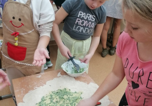Przygotowanie chleba ziołowego