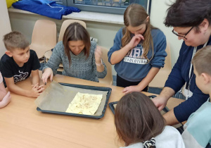 Uczniowie z nauczycielkami robią baklavę.