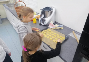 dziewczynki ukladają ciasteczka