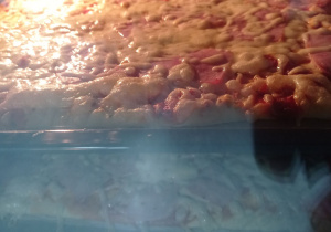 Pizza w piekarniku.