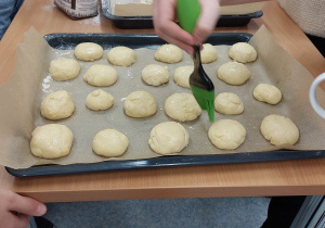 gotowe bułeczki uczniów klasy 6a trafiają do piekarnika