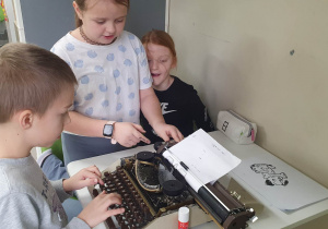 Dzieci piszą na maszynie