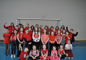 Uczniowie w czerwonych ubraniach.