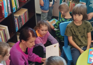 Pani Justyna czyta dzieciom.