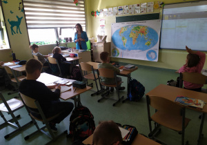 Uczniowie na lekcji geografii.