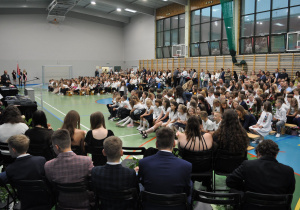 Uczniowie i goście zebrani na sali gimnastycznej