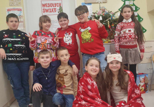 Dzieci w świątecznych sweterkach