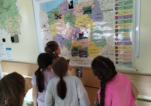 uczennice szukają na mapie miejscowości