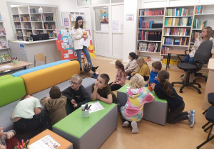 Dzieci podczas dnia Kubusia Puchatka w Bibliotece