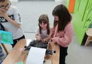 Uczennice piszą na maszynie