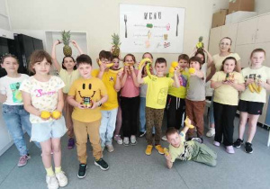 Żółty wtorek - uczniowie prezentują przyniesione owoce i warzywa.