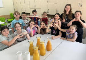Pomarańczowa środa - uczniowie prezentują przygotowany przez siebie sok pomarańczowy.