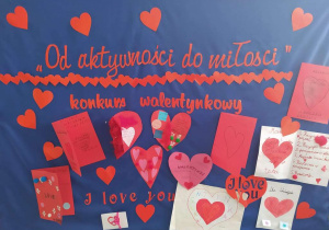 Galeria prac na szkolnym korytarzu