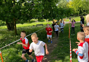 Uczniowie w trakcie biegu.