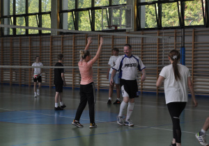 mecz w piłkę siatkową nauczyciele kontra uczniowie